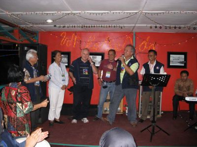 Peserta manca negara
ki-ka: Om Gus, Betty (istri dr. Rudy), Jos, Henry Leander, Henry Sumolang, dr. Rudy.
